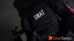 Soldado Swat juega con sus armas