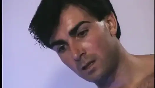 Zwei riesige schwänze strecken die löcher an dieser blonden doppelpenetrations-schlampe mit frechen titten aus