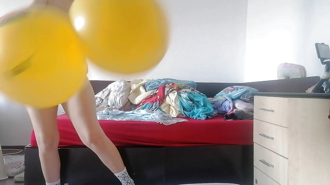 Sexy mutter macht yoga, nackt, behaarte muschi, dicker arsch.