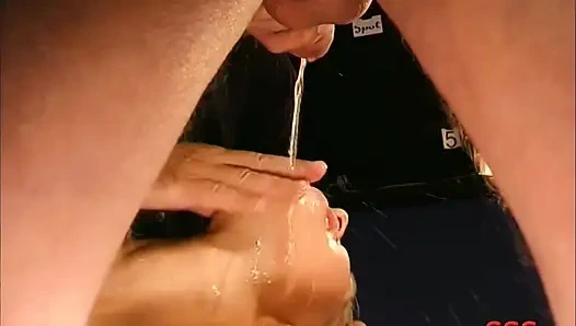 Ggg - Devot Sperma Pisse Schlampe Lutscht Schwänze Wild