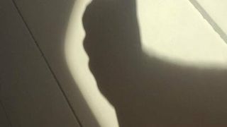 L'ombra dell'adolescente si masturba sotto il grosso cazzo della doccia