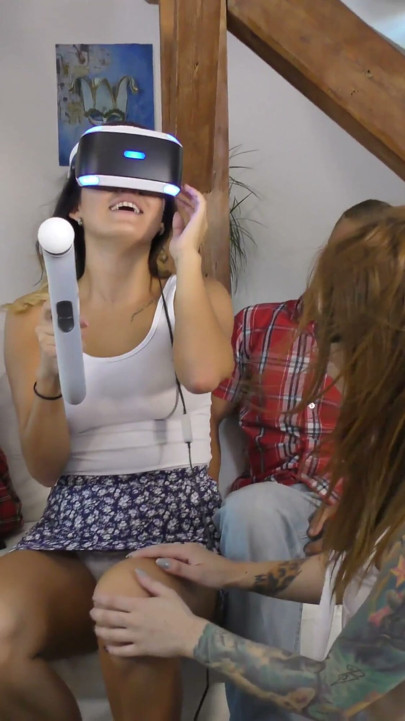Las faldas escolares más cortas del mundo, fiesta de teens en casa | Clip 3