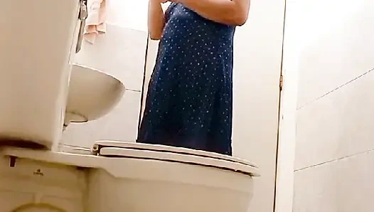 SEXY MATURE WOMAN IN NIGHTGOWN DOESN'T WEAR PANTIES AND SHOWS HER PUSSY