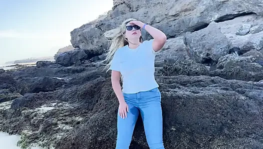 In Engen Jeans Am Öffentlichen Strand Pinkeln