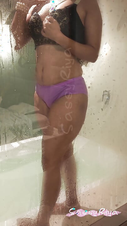 Sassy Riya pronta para banho de corpo sexy