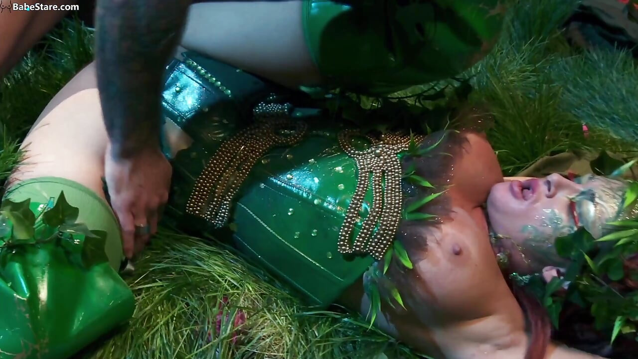 Parodia Poison Ivy: Seksowne dziewczyny w strojach mają orgię