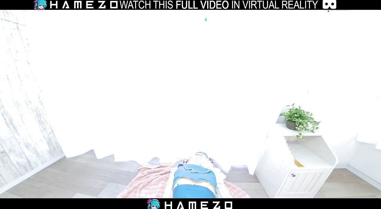 Sexy Japans meisje Mayu Kanzaki zuigt pik voordat ze hard wordt geneukt in VR.