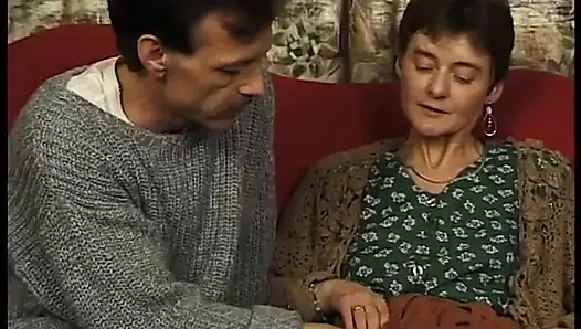 Olgun esmer amcık yaşlı adamın sikini emmeden önce yalıyor