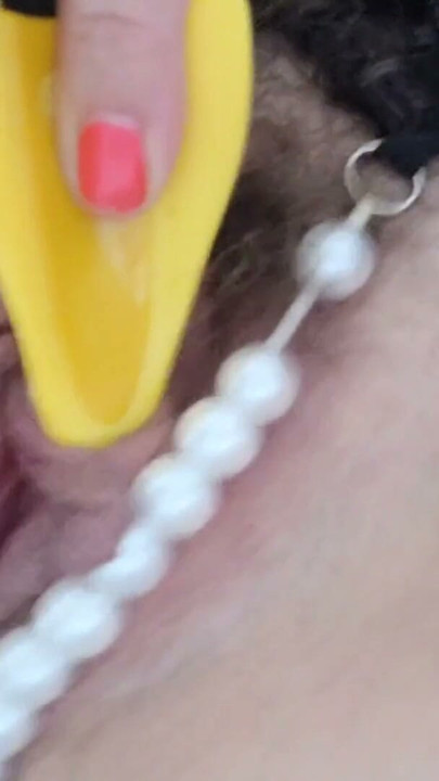 Coño carnoso con labios largos... pruebo mi juguete nuevo con una sarta de perlas | Clip 1