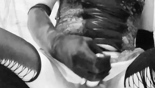 Lelaki jalang sentiasa lapar, menyuap pepeknya dengan dildo besar