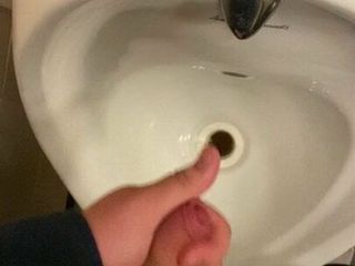 Masturbando en baños públicos