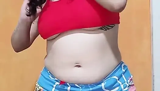 Korkunç kalın götlü seksi iç çamaşırlarını deniyor (ses yok)