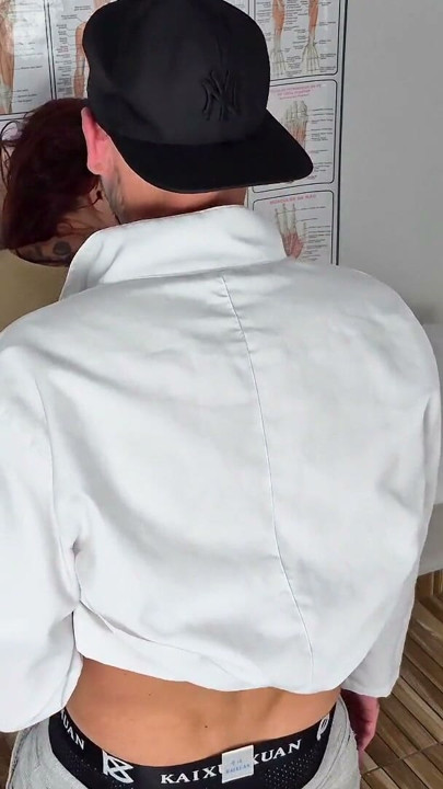 Neppe masseuse zorgt ervoor dat klant orgasmes krijgt | Clip 3