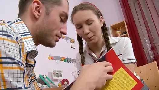 Pejantan tampan bercinta dengan remaja cantik