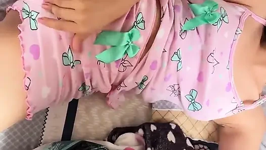 Падчерица соблазняет меня своей пижамой, и я в конечном итоге трогаю ее повсюду