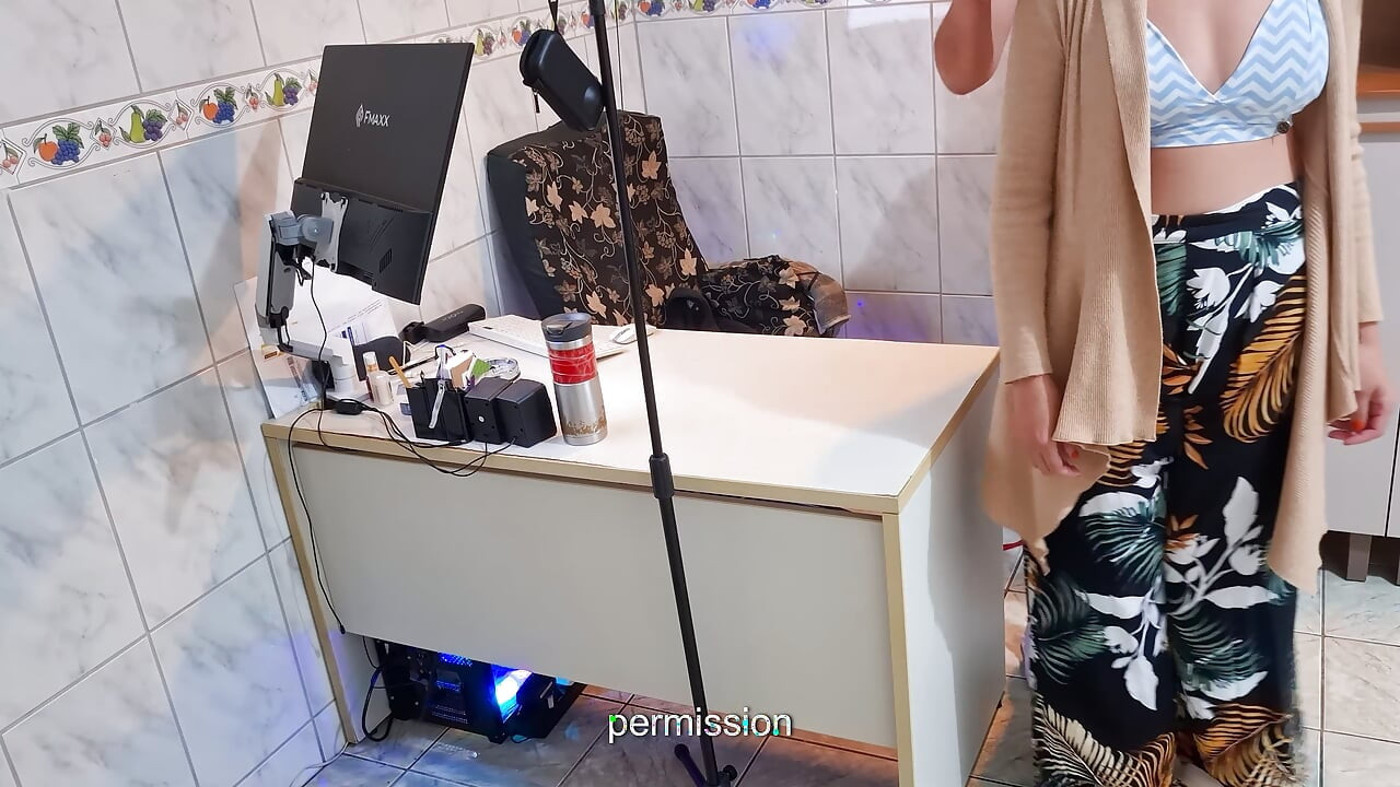 Chefe ordena que empregado tire a roupa e chupa a bunda.