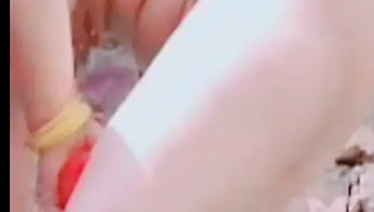 Beim baden nimmt die dorffrau nackt ein bad, nachdem sie sich komplett ausgezogen hat