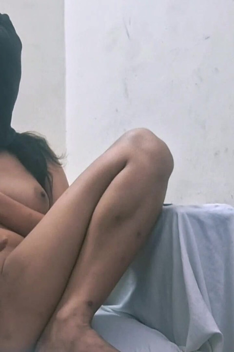 Indiana sozinha na siririca