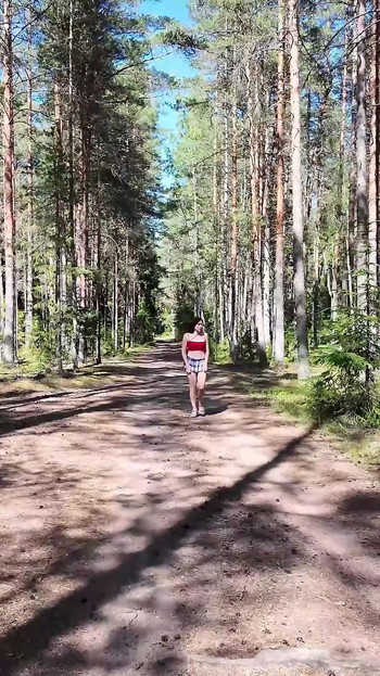 Remaja dikongkek dalam pantat oleh seorang forester