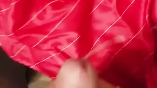 Ich spritze auf eine Glanz Short