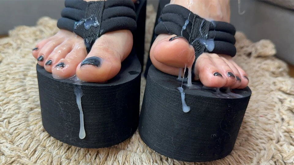 Platform sandal footjob – ditutupi dengan beban besar dari air mani