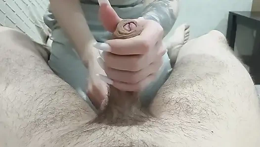 Üvey annenin yeni manikürü ve boşalmalı elle muamele