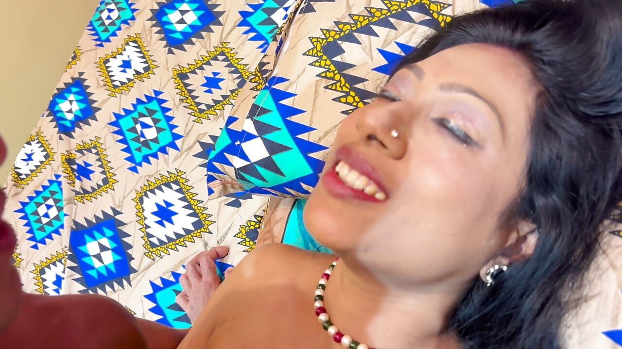 Ek stepuncle ne ek pure virgin girl ko le aya OYO me tai stepuncle ne khub choda, uska pusy lick kiya tai pussy ros nikal ke chata