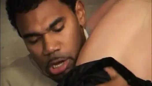 Sarışın hatun büyük siyah yarak üzerinde... Amcık yalayan göt sikişi