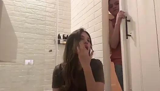 Kadınlar orgazm olana kadar sert dokunuyor