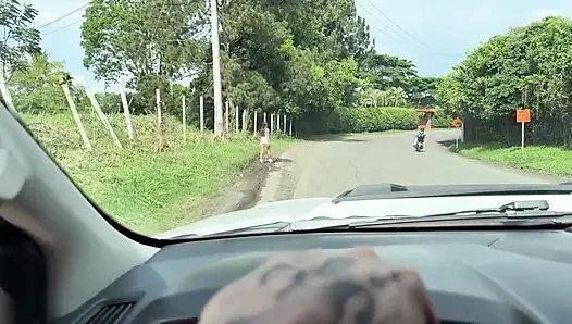 Cewek semok kolombia ini diundang ke rumahnya sama orang asing!