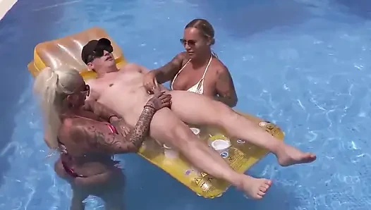 Alman yıldızı Kira Knight ve Jeaninne genç adamla havuzda ateşli üçlü seks