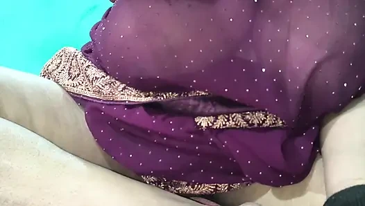 Gadis hot india dengan kain sprei ini lagi muasin pesonanya!
