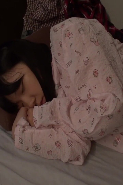 閉ざされた男が大胆で小柄な美しさに出会い、初めて親密な同棲体験を始める