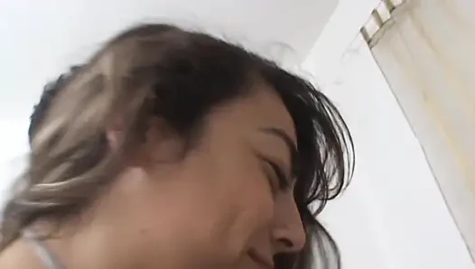 Brünette milf, arsch von zwei typen gefickt