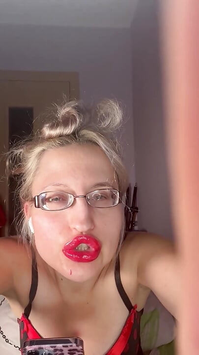 Kalın gözlüklü güçlü bir tanrıçayla canlı kamera seansı - büyük dudaklar dildo emiyor, meme oyunu aşk bağımlılığını azdırıyor