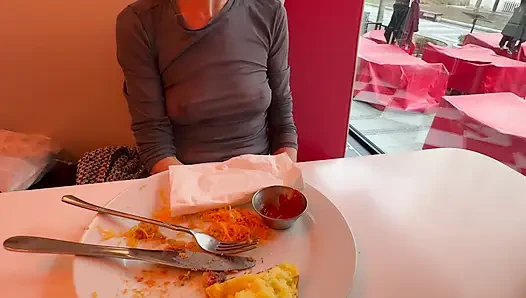 Tamamen dolgun üst giyen bir restoranda öğle yemeği yiyorum pirsingli meme uçlarımı ve seksi göğüslerimi teşhir ediyor