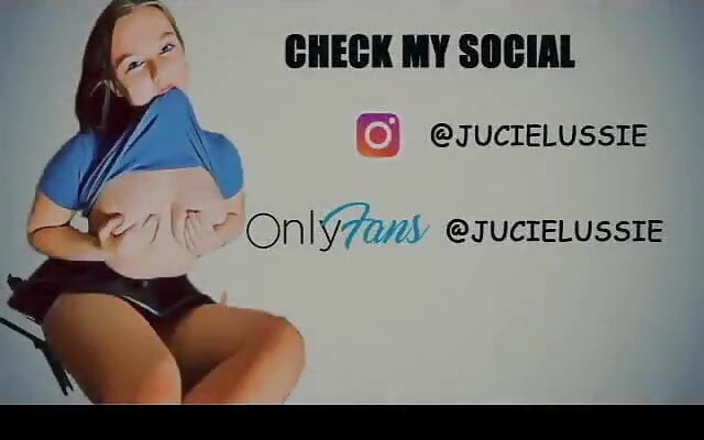 可愛女孩自慰並炫耀她的小腳和美腿