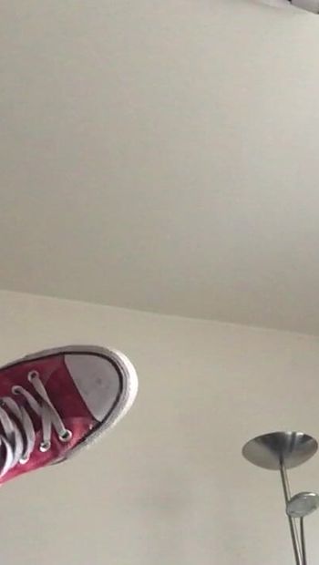 Esperma en zapatillas rojas Converse