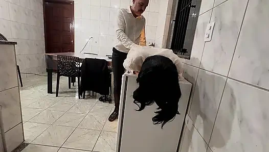 Sekretärin wird mit Ohrfeigen auf den hintern und analer penetration mit creampie überrascht.