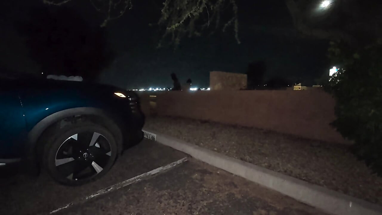 Un Parking Sombre Baise En Public Avec Le Masque Coquin!