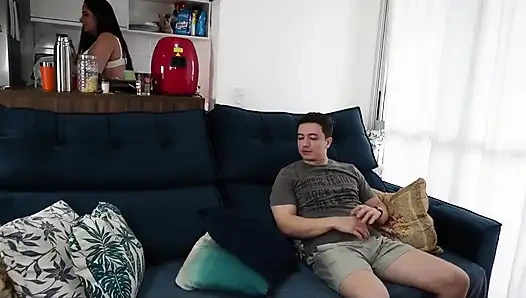 Sexy und herrische nachbarin bringt ihn in die friendzone und lässt ihre füße vom neuen nachbarn verehrt werden