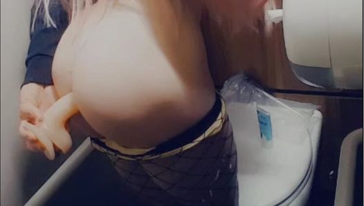 Joven mariquita británica puta jugando en baños públicos 2023 gratis - sissytrapqueen