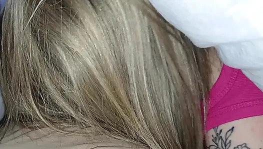 Мой одноклассник разбудил меня ночью, чтобы подрочить мой хуй под одеялом.