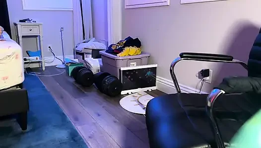 Si cewek nakal jimmy lagi asik muasin memeknya pakai mainan seks di kamar