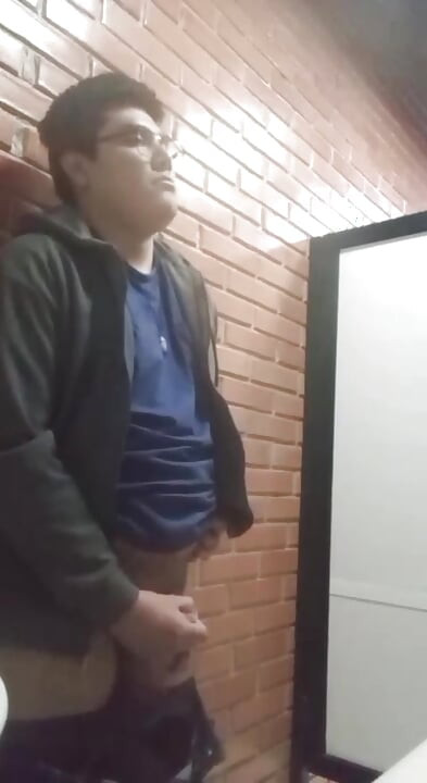 Nerd estudante masturbando