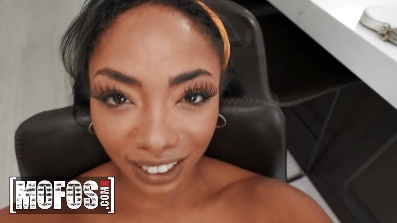 MOFOS - Cali Caliente χρησιμοποιεί τις σαγηνευτικές κινήσεις της στην κουζίνα για να σκοράρει τα κλειδιά του αυτοκινήτου του Charles για την ημέρα