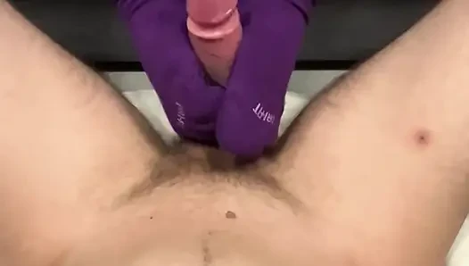 Lila Socken, gefesselte Aufmerksamkeit