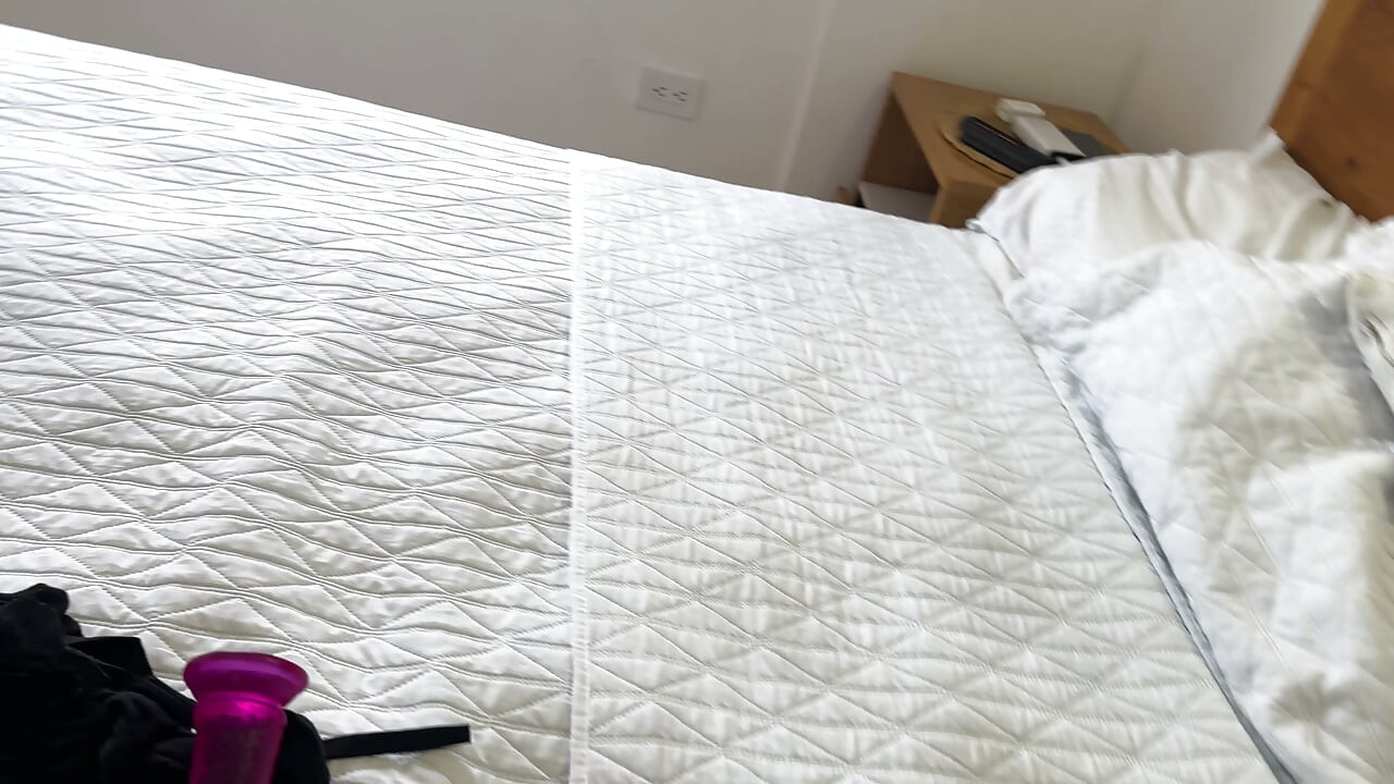 Por que você revista minha bolsa? - Achei o dildo da minha amiga na mala dela e acabamos transando no hotel
