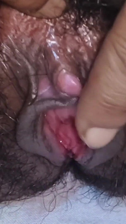 Bhabi apni chut ko rubbing Kar raha hai, Bhabi is rubbing her pussy | klip 1