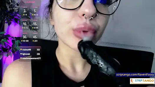 RavenFoxxy выглядит как неприятности и точно знает, как их использовать